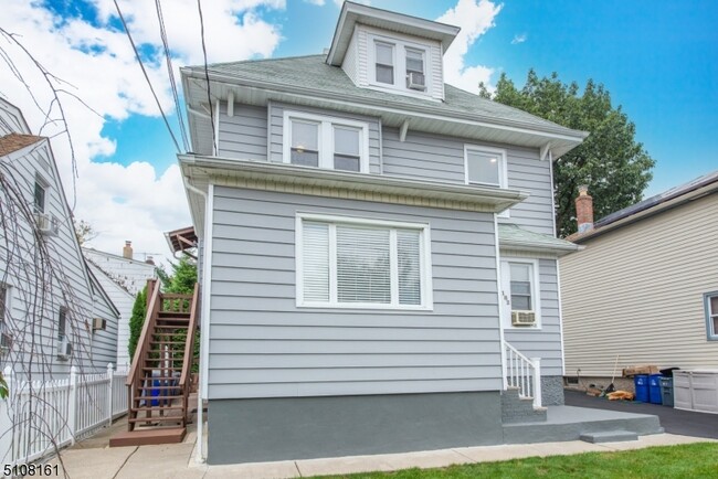 Building Photo - 182 Baldwin St