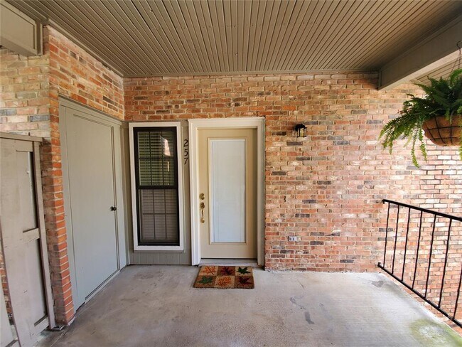 Building Photo - 404 Pebble Way