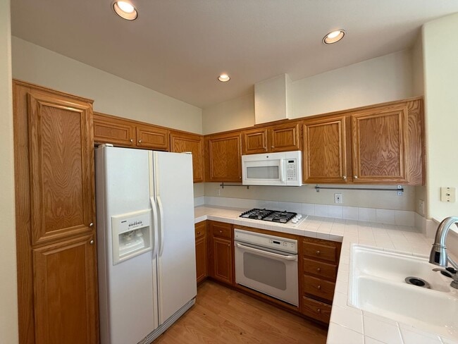 Building Photo - Comfortable 2BD/2BA Townhome in Carmel Mountain Ranch with Community Pool, Attached Garage & In-U...