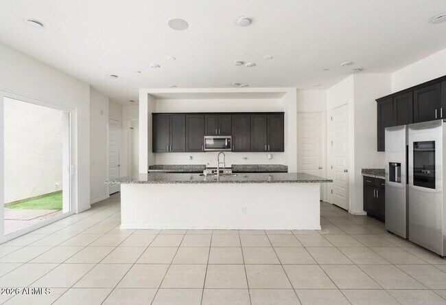 Building Photo - 221 E Balsam Dr
