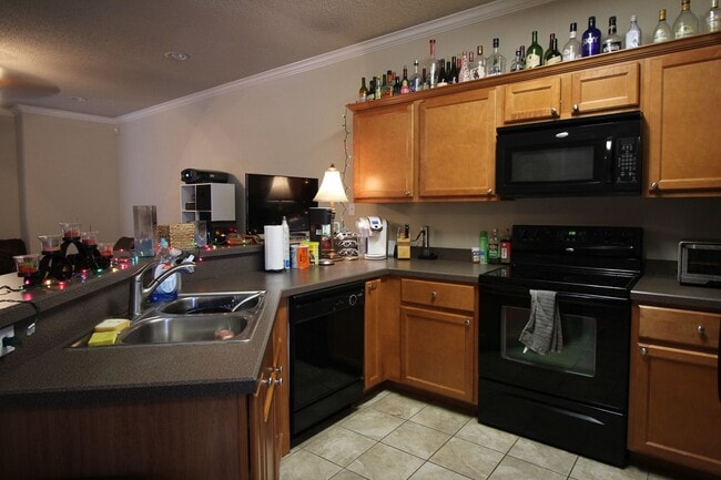 Building Photo - Condo WALKING DISTANCE TO TECH! Pre-leasing for August 1st!