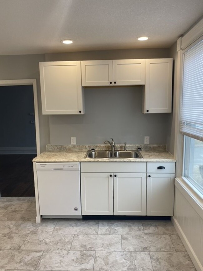 Building Photo - 1718