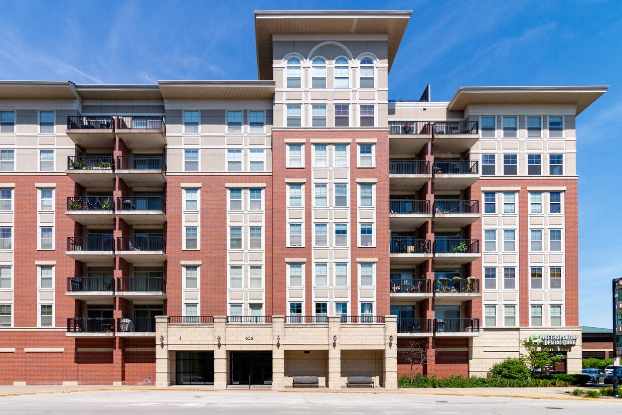 656 Pearson St Unit 705C, Des Plaines, IL 60016 Condo for Rent in Des
