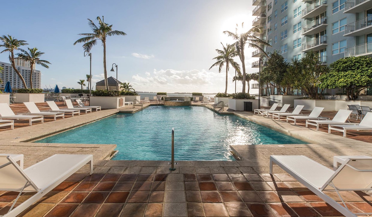 Refréscate en nuestra piscina estilo centro turístico - Yacht Club Apartments