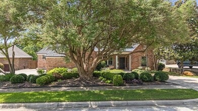 Building Photo - 2301 Brookcrest Ln