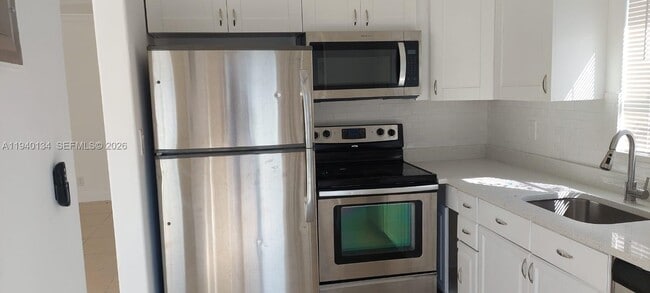 Building Photo - 3000 NW 5th Terrace