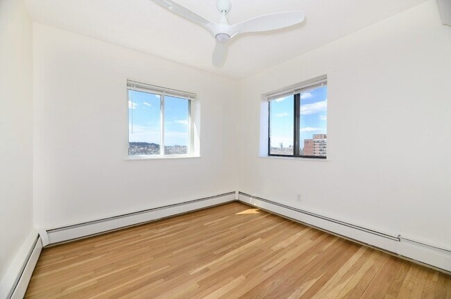 Foto del edificio - 44 Parker Hill Ave