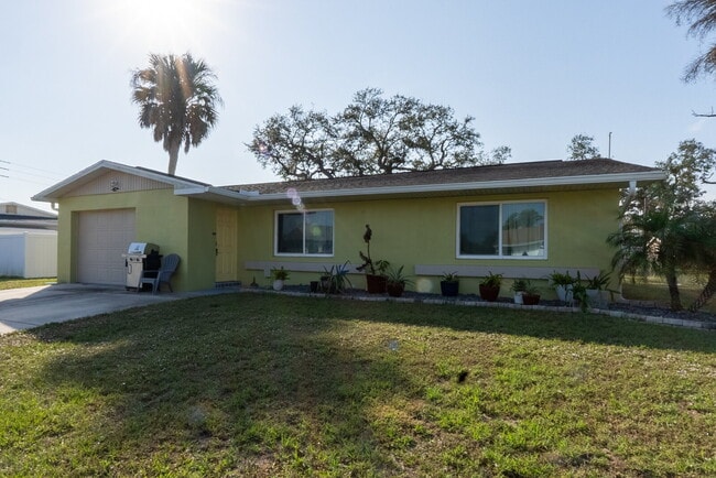 Building Photo - Home for annual rent in Port Charlotte w/F...