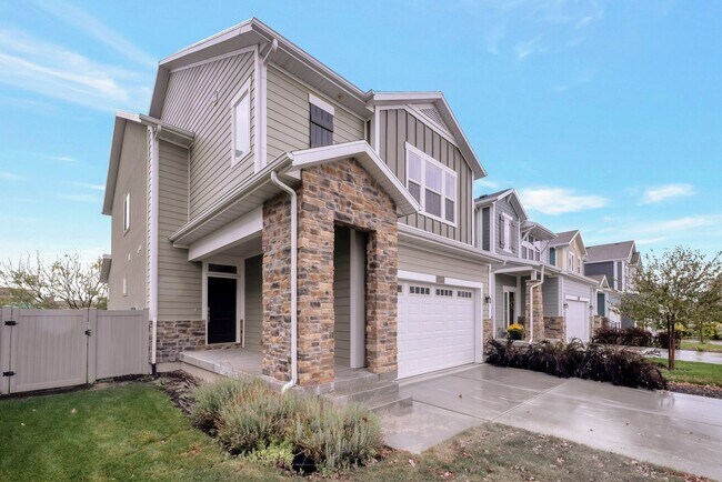 Foto del edificio - Like New Draper Executive Home w attached ...