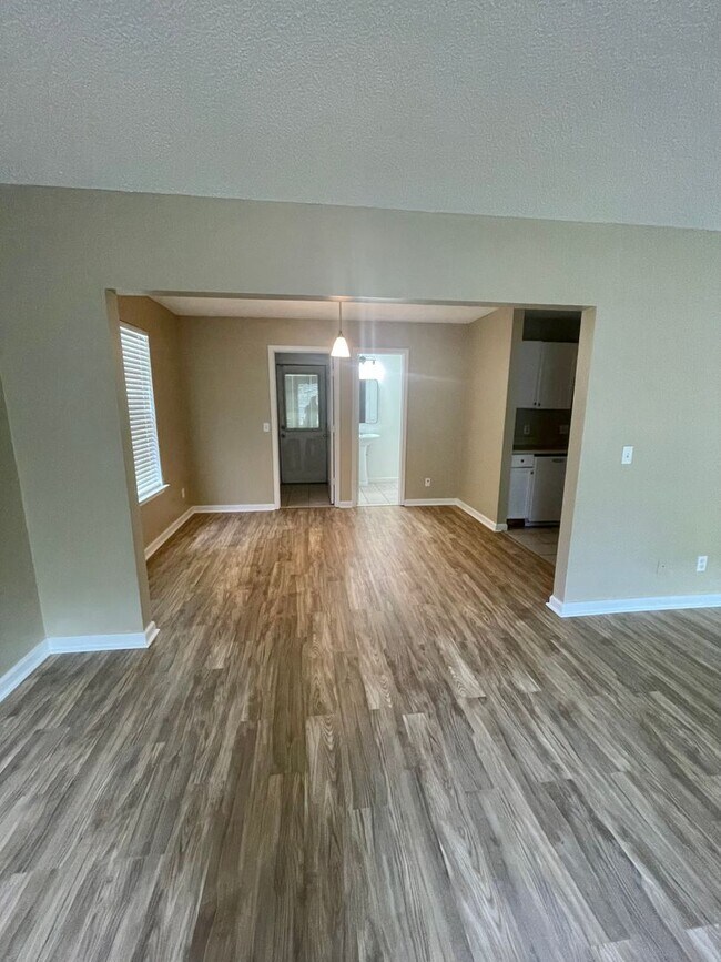 Foto del edificio - Spacious 4-Bedroom, 2-Bath Home with Fenced Backyard & Lawn Care Included