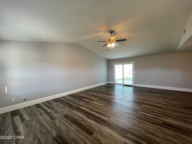 Foto del edificio - 716 Crews Dr