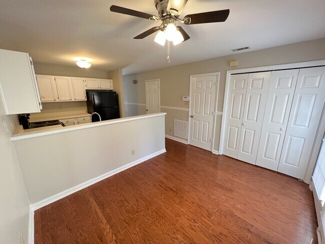 Foto del edificio - Adorable 2 Bed Townhome Convenient to Duke...