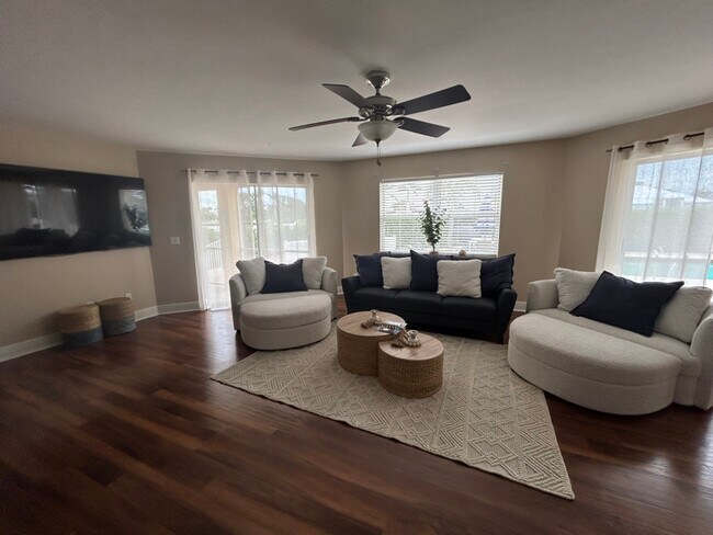 Building Photo - 5240 Chiquita Blvd S