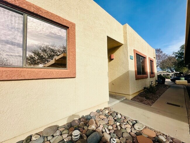 Foto del edificio - 3 Bedroom Townhome with Vaulted Ceilings, Yard, Community Pool and Covered Parking! See Today!