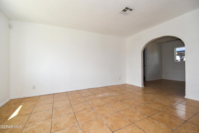 Building Photo - 304 Maricela Dr