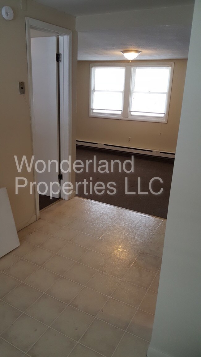 Building Photo - Clean attractive small one bedroom apartment