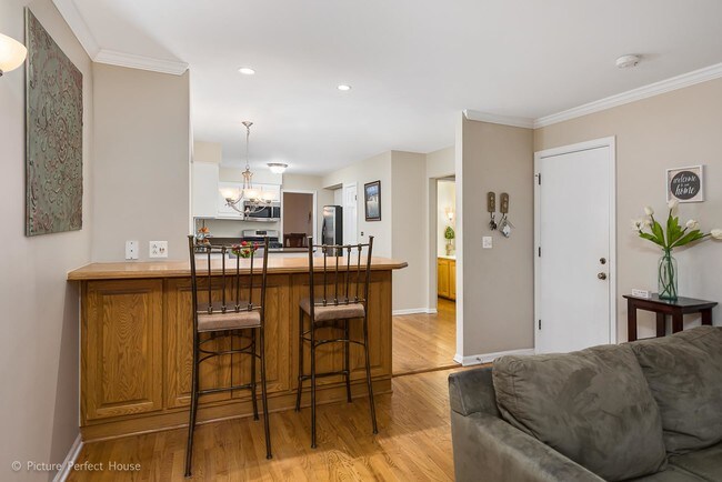 Foto del edificio - 5 bedroom in Naperville IL 60540
