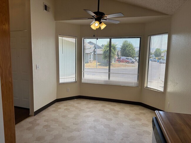 Foto del edificio - M Section, Single Level Close to SSU!!