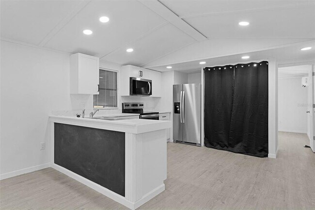 Building Photo - 33514 Luana Ct
