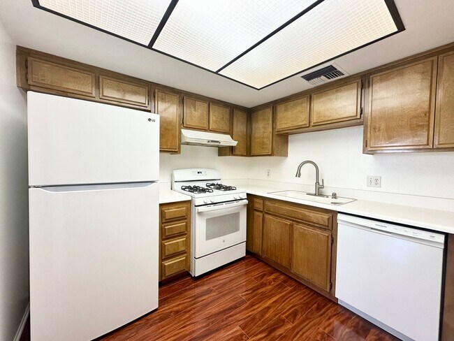 Building Photo - AVAILABLE NOW! Spacious 2 Bedroom 2 Bathro...