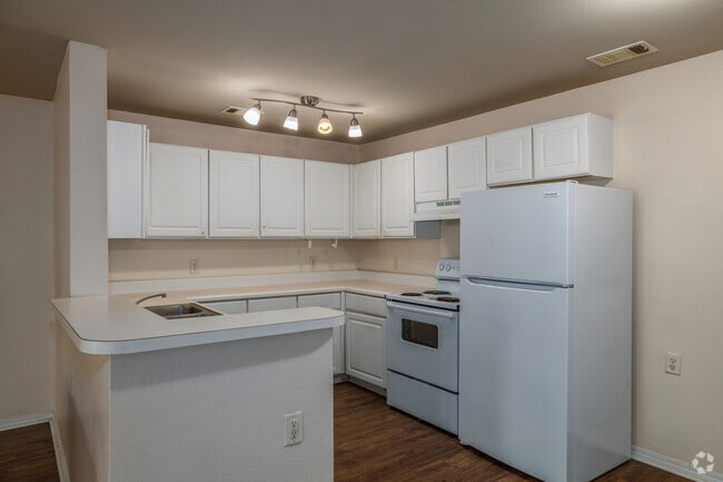 1 habitación, 1 baño - 640 pies cuadrados - Cocina - Donaghey Court Apartments