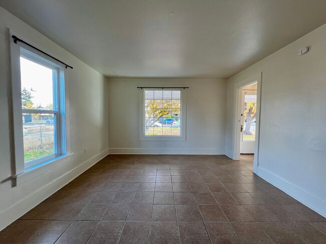 Foto del edificio - Non refundable and security deposit total:...