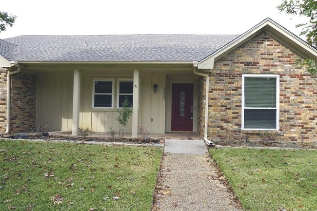 Building Photo - 2225 Parkhaven Dr