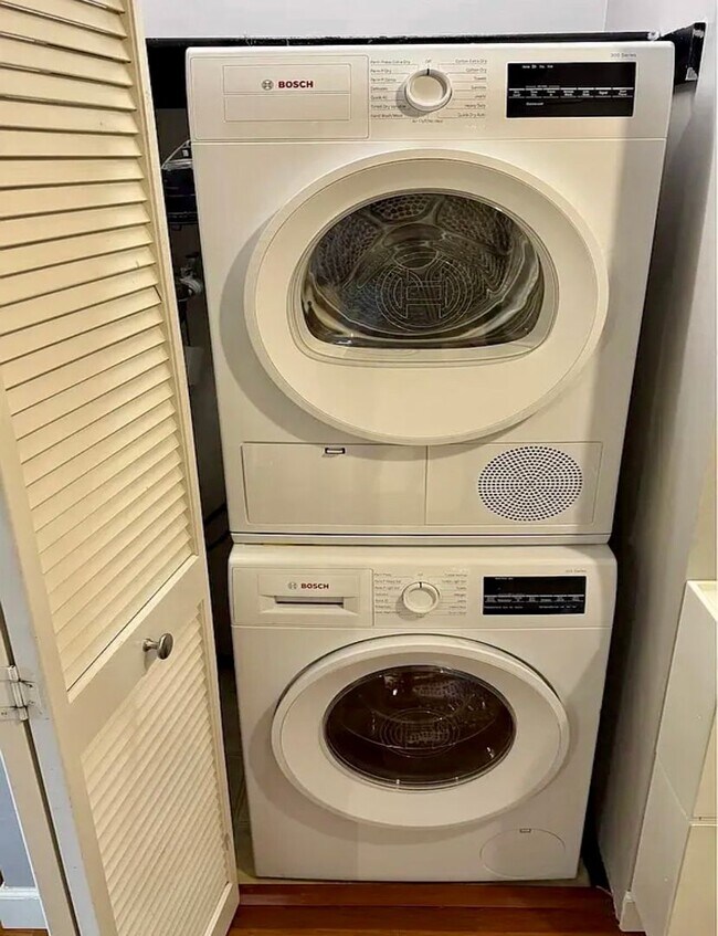 Foto del edificio - Spacious Studio with 2 Parking Spaces, W/D, Large Patio available in Cortez Hill