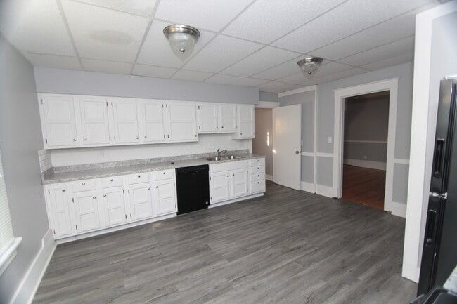 Building Photo - Spacious 4 Bed, 1.5 Bath Home with Central...