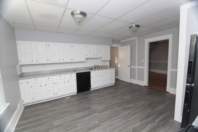 Foto del edificio - Spacious 4 Bed, 1.5 Bath Home with Central...