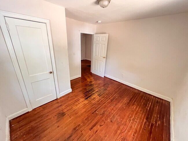 Building Photo - 4844 Linden St