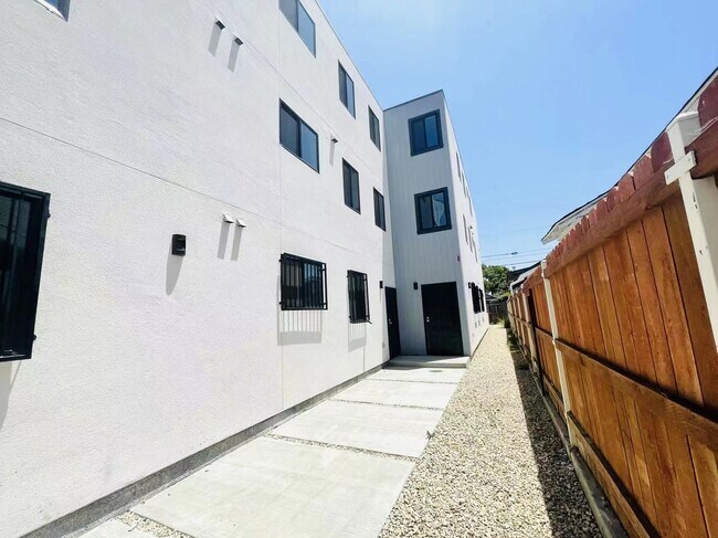 Foto del edificio - 1426 W 38th St