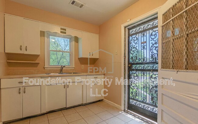 Building Photo - 2061 Pendleton St