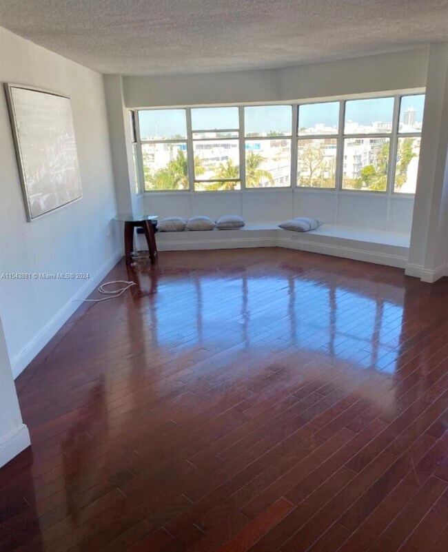 Foto del edificio - 1881 Washington Ave