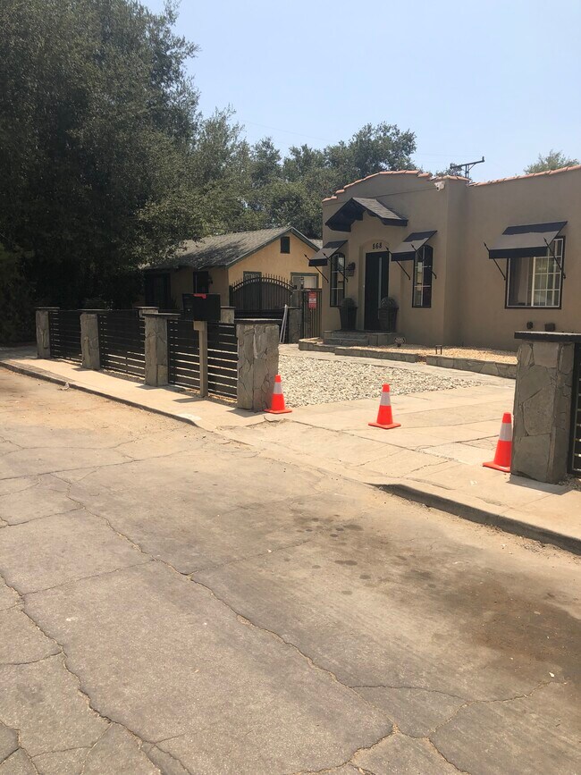 Building Photo - 868 W Calaveras St