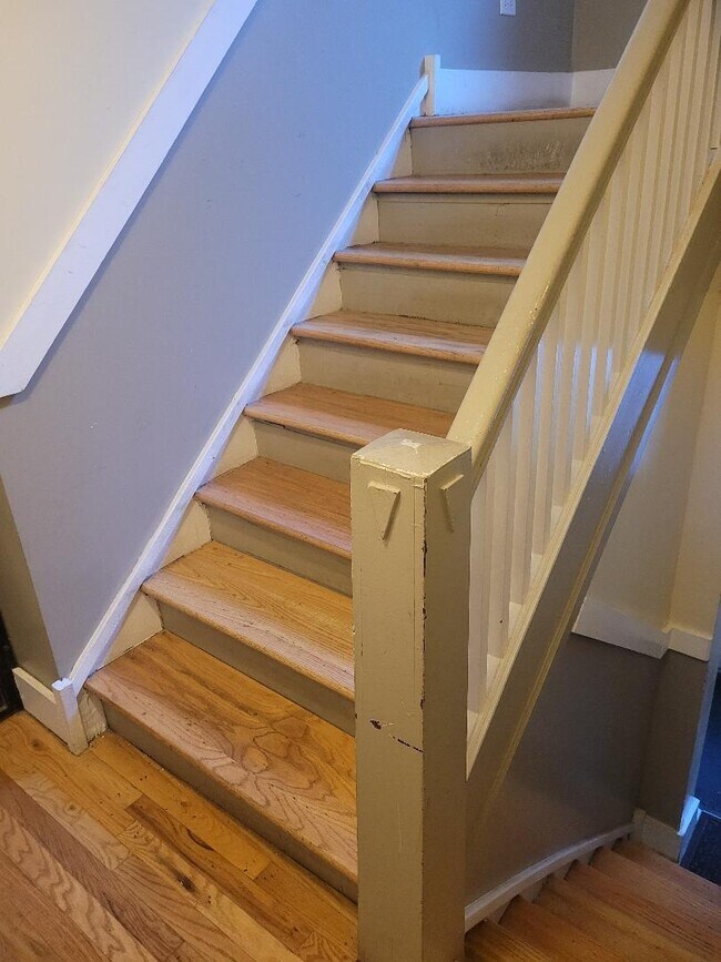 Building Photo - 1305 E 71st Pl