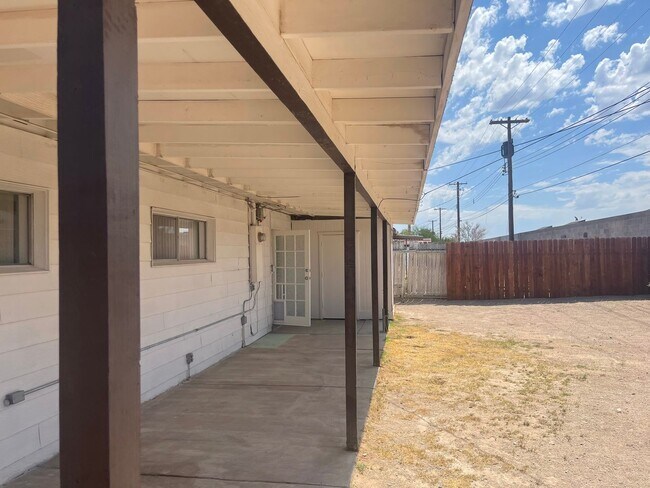 Foto del edificio - Classic 3Bed/2Bath single story home located near Boulder Highway