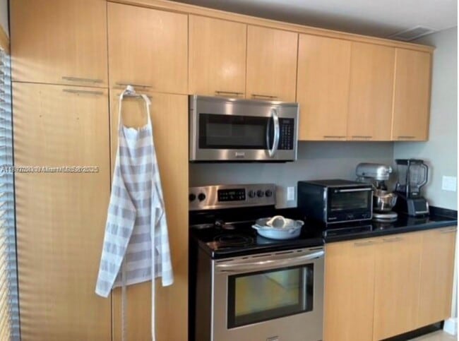 Foto del edificio - 677 NE 24th St