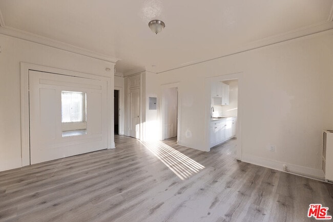 Building Photo - 946 S Burlington Ave