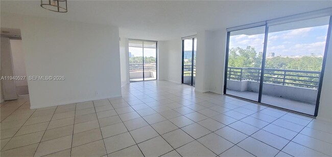 Foto del edificio - 3300 NE 191st St