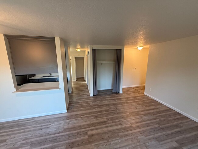 Building Photo - Light and Bright 2bd 1bath fully remodled ...