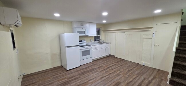 Building Photo - 335 N Main St