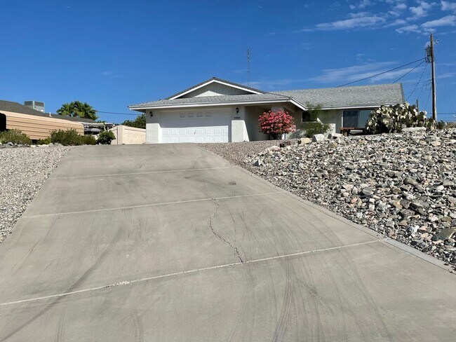 Building Photo - Unfurnished Long Term House!