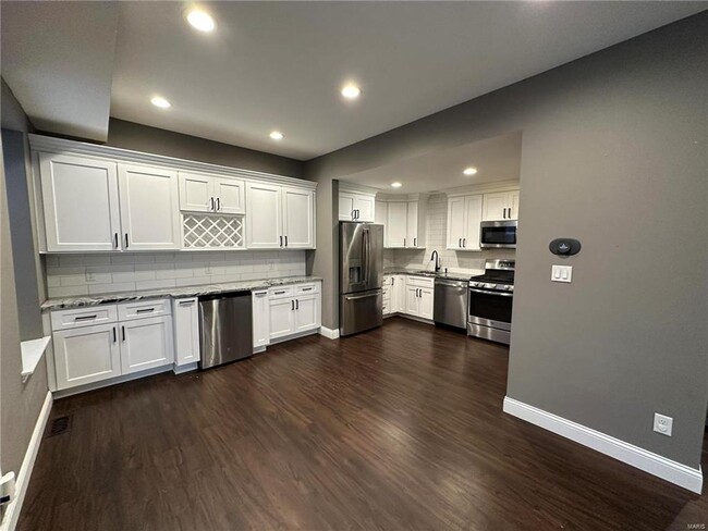 Building Photo - Sleek 2 bedroom townhome ready for immedia...