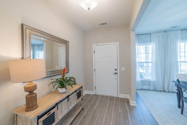 Foto del edificio - Coming Available!