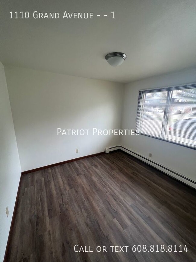 Building Photo - 2 bed/1 bath apartment in Prairie Du Sac, WI!