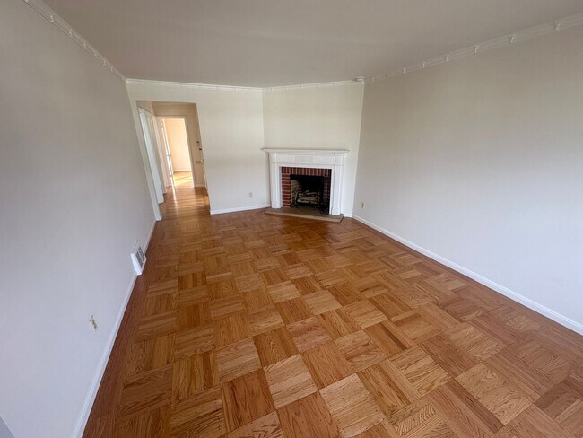 Building Photo - Spacious 2BR House w/ Laundry and Backyard...