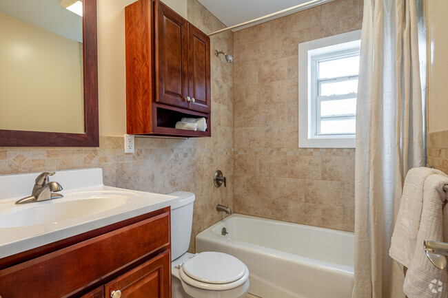 1BR, 1BA - 672SF - Bathroom - Pompton Gardens, LLC