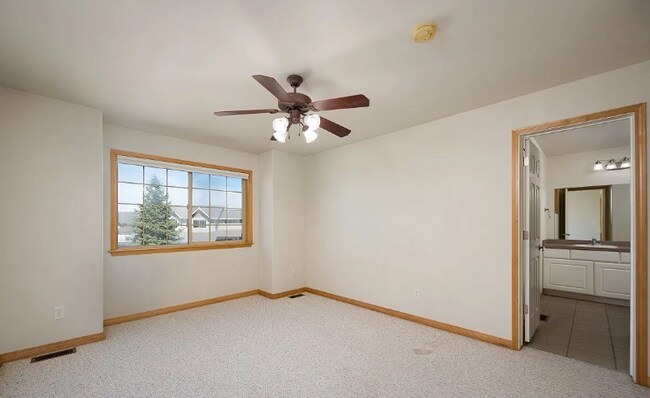 Foto del edificio - 2938 Warbler Way