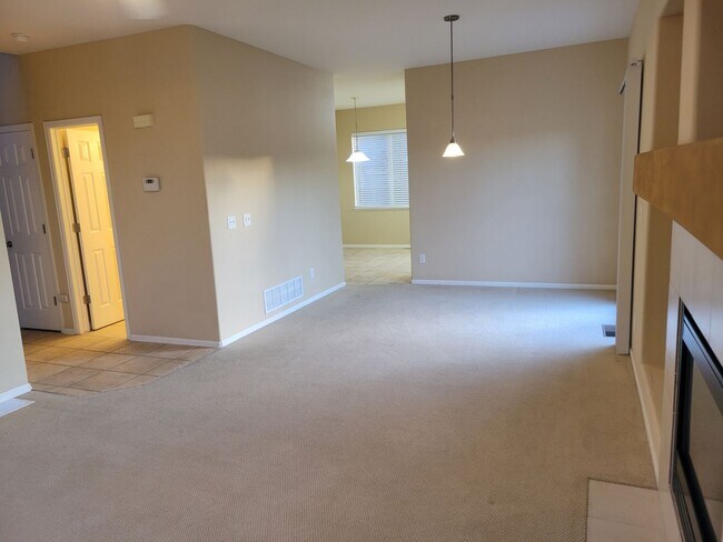 Building Photo - 3 Bedroom, 2.5 Bath Home with A/C - Availa...